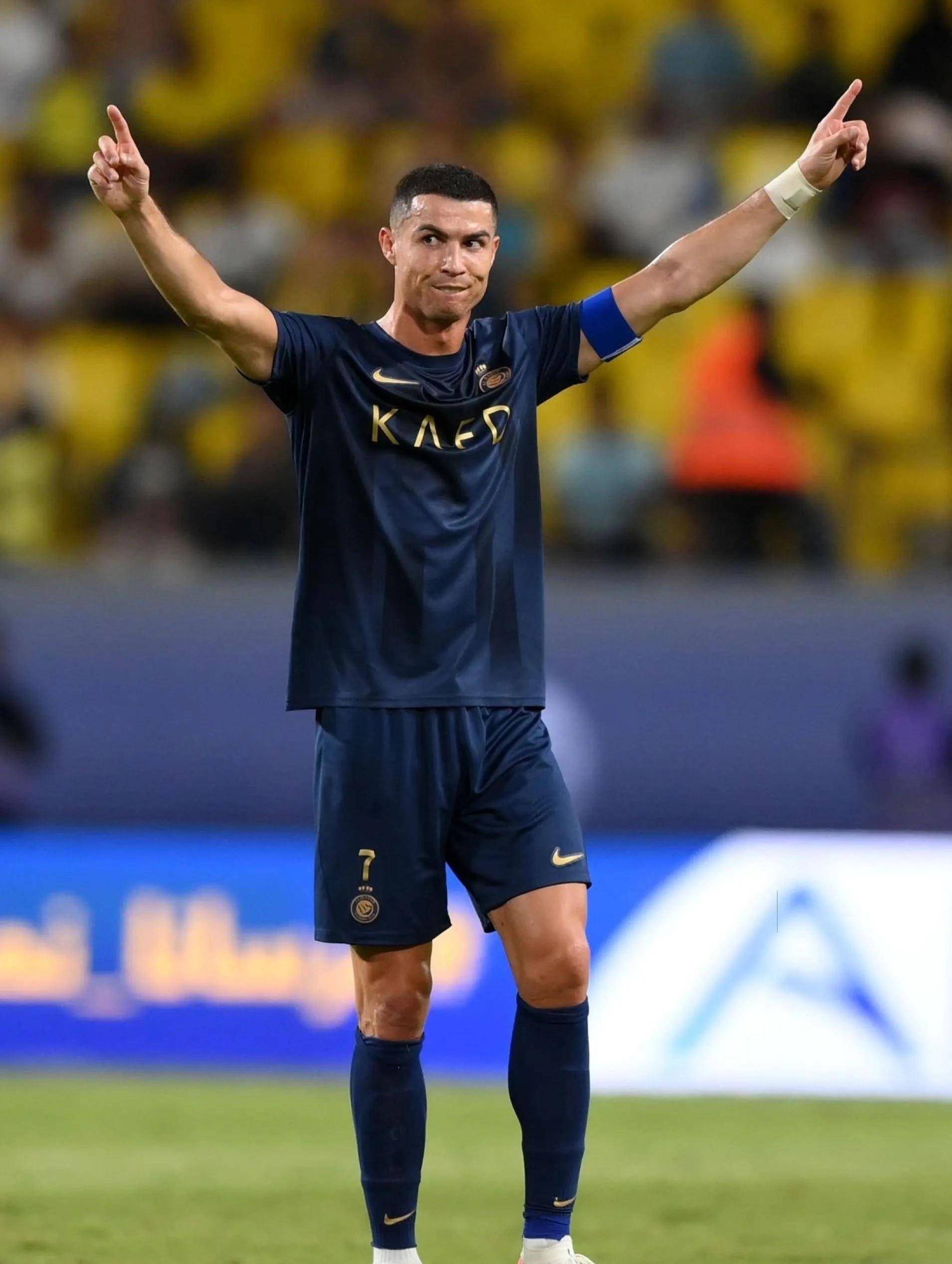 头槌助帕尔马连追两球逼平米兰，德尔普拉托当选全场最佳球员（帕尔马凭借头球连扳两球战平米兰，德尔普拉托荣膺本场最佳）