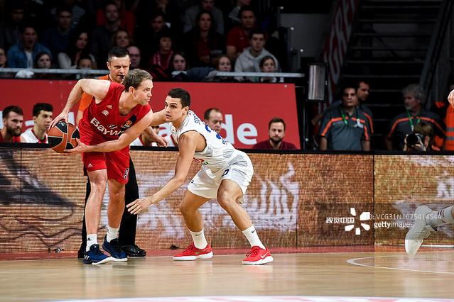 替补神兵！凯尔登·约翰逊5分钟轰13分，带队反超湖人9分（替补爆发！凯尔登·约翰逊5分钟轰13分，助球队反超湖人9分）