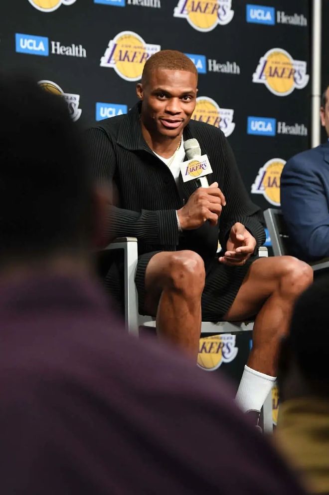 卡什：莱万就该当波兰队长，普罗别日撤他袖标真的很奇怪（卡什：莱万理应担任波兰队长，普罗别日撤下其袖标令人费解）