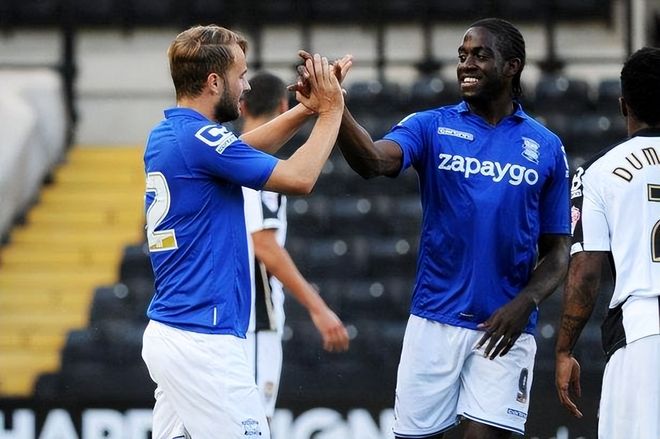 47岁苏提达率泰国队入场，穿西装系领带气宇轩昂，“艳压”欧拉弄（47岁苏提达领衔泰国队亮相，西装配领带气度不凡，风头盖过欧拉弄）