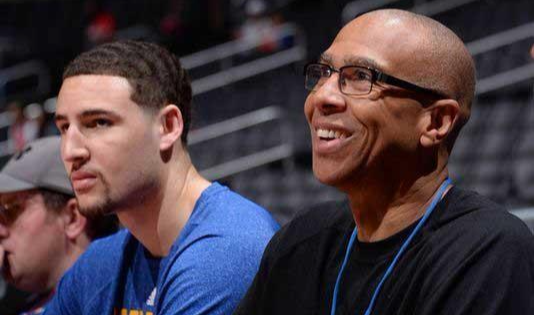 队友羡慕你留洋吗？王博豪：羡慕，我出去有房住（被问队友是否羡慕其留洋，王博豪：当然会，我出国有房可住）