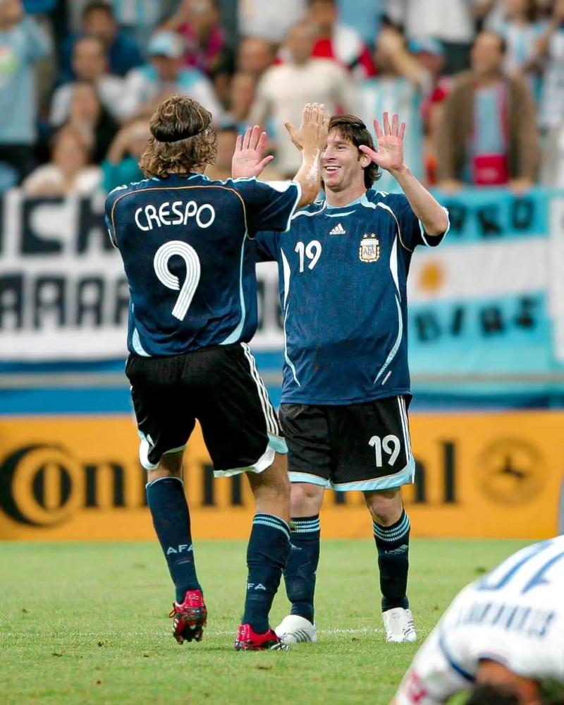 记者：邵佳一执教国足会带着部分在青岛西海岸的助手（记者：邵佳一若接手国足，将携青岛西海岸部分助手）