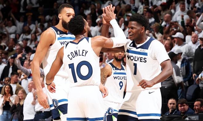 今天，法比奥特地找到训练基地负责洗衣的工作人员邵...（法比奥今日前往训练基地，专程探访负责洗衣的邵师傅）