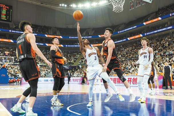 前西班牙主帅：皇萨永远是西甲热门；年轻球员首秀需谨慎谨慎（前西班牙队主帅：皇马与巴萨始终是西甲争冠热门，年轻球员首秀须谨慎）