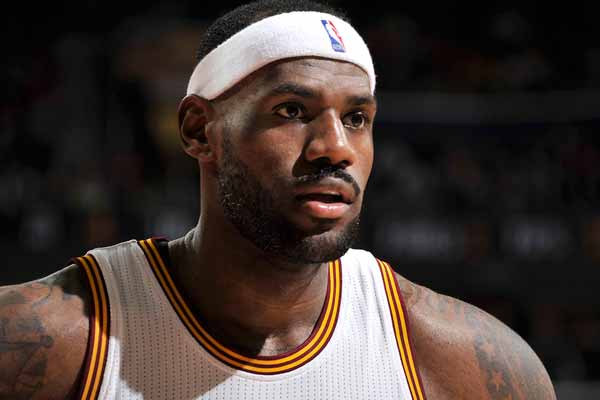 足球是朋友、梦想与人生的瞬间🔴⚫️⚽️（足球，连接友谊，点燃梦想，定格人生瞬间🔴⚫️⚽️）